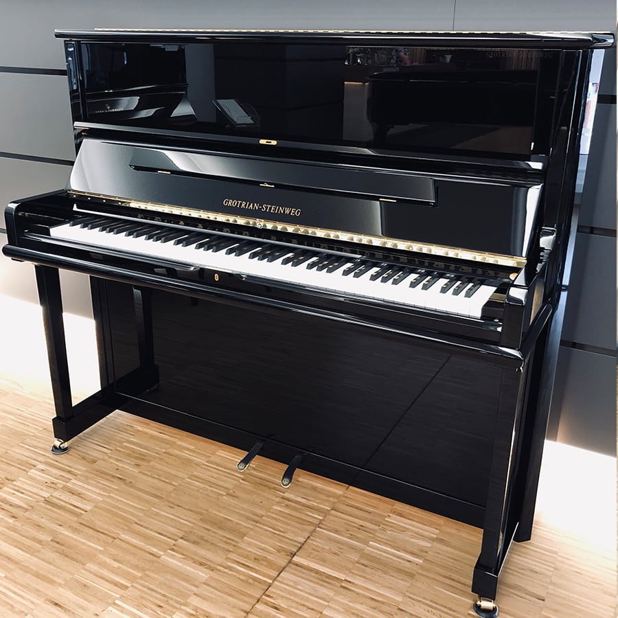 Das schwarze klassische Design des Piano Grotrian-Steinweg G-132.