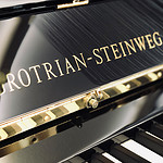 Liebe zum Detail. Das Piano Grotrian-Steinweg G-132 ist nicht nur optisch schön, sondern hat noch vieles mehr auf Lager.