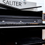 Ein zeitloses Sauter Klavier ist die Design Edition Sauter Concent 116.