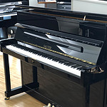 Instrument Klavier Sauter Cosmo 116 im stilvollen schwarz.