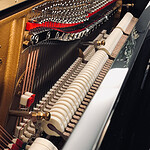 Klavier Flügel Steinway – mit größter Präzision wird das Klavier K132 fertiggestellt.